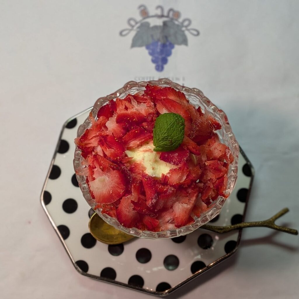 新しく苺アイスクリームをメニューにラインアップしました。